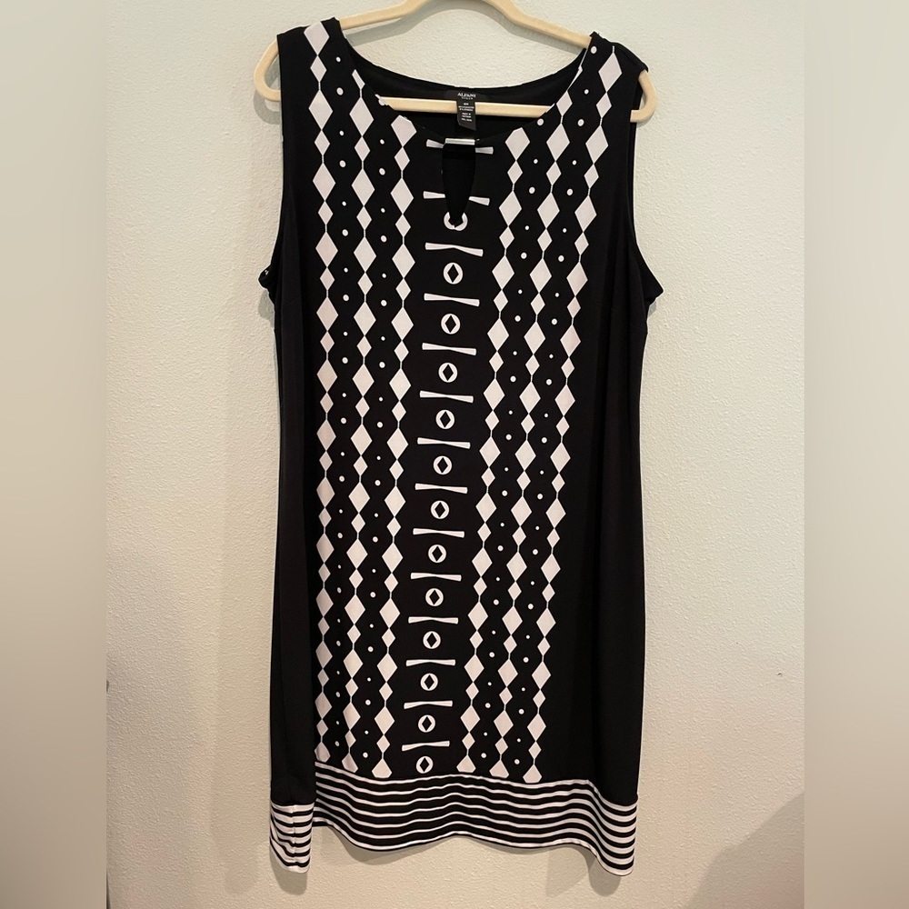 Women’s Alfani black & white sleeveless sheath dress. size 2X silver har…